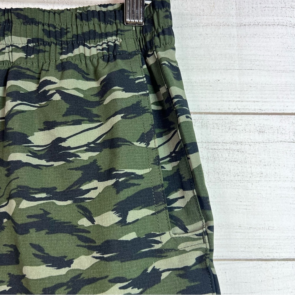 Carhartt Green Camouflage Boys Shorts Size L (14/16) Outdoor Gorpcore - Picture 4 of 9